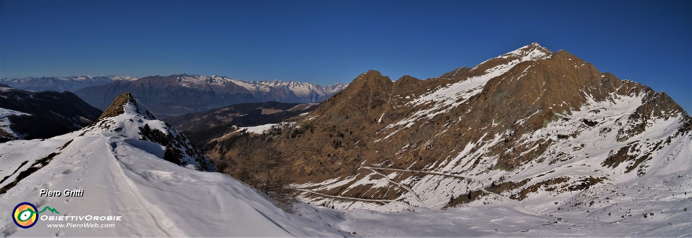 47 Salendo su cimetta panoramica sulla Valle di Albaredo .jpg